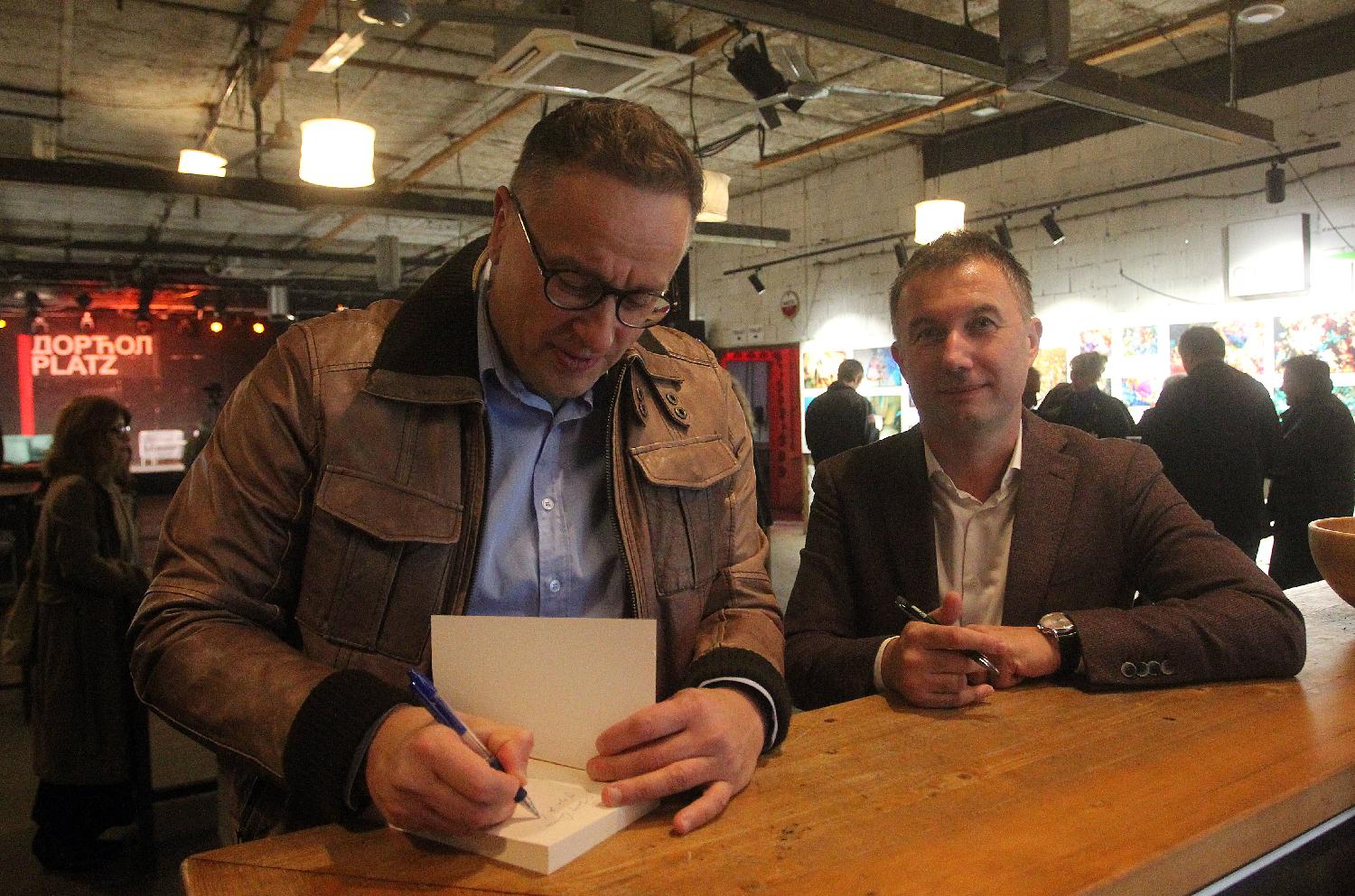 Radonjić: Model zaduživanja u kojem se novi dugovi koriste za otplatu starih nije održiv 2 Ognjen Radonjić i Ivan Ostojić