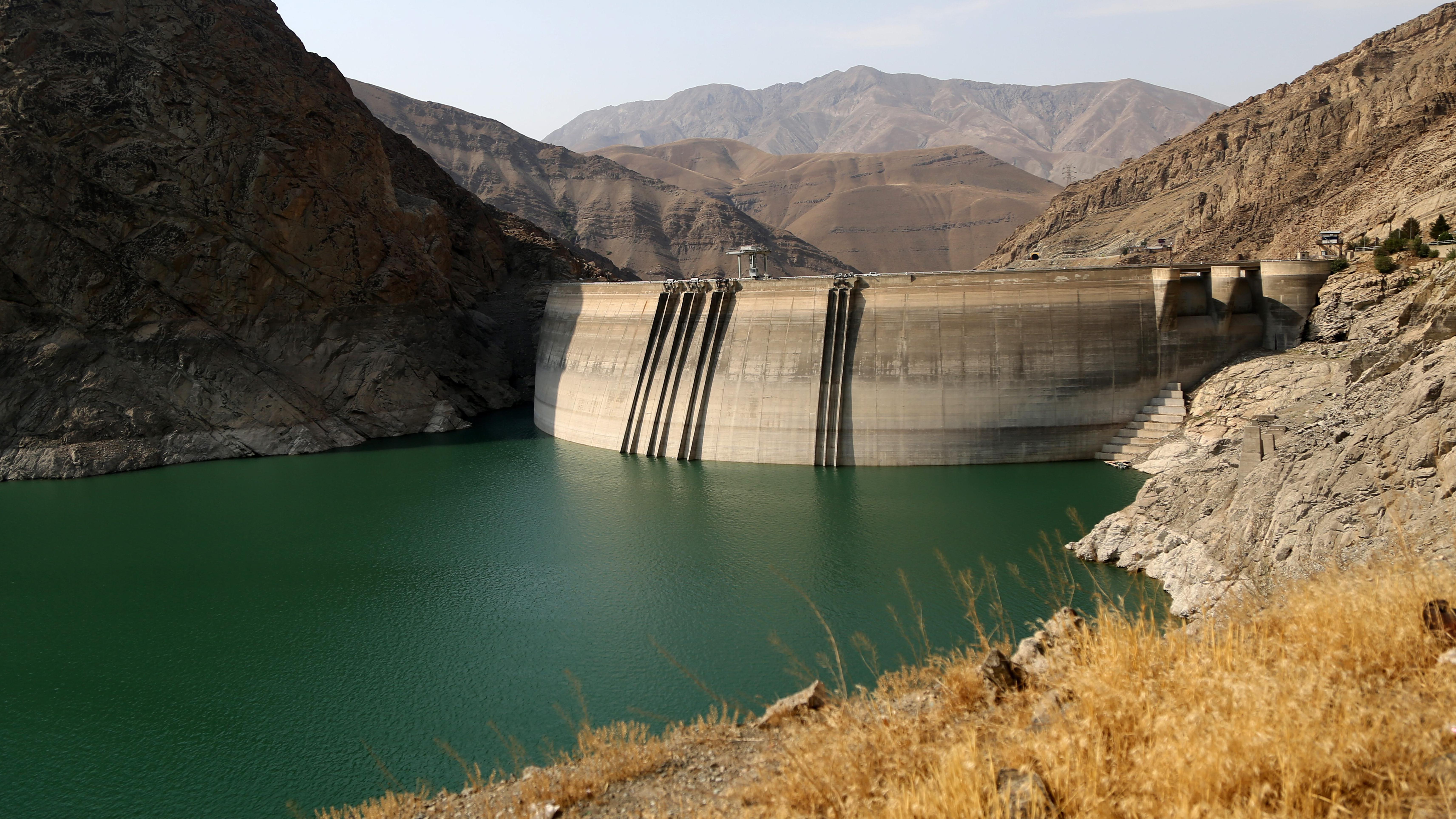 'Nulti dan' u Teheranu: Milioni ljudi u iranskoj prestonici ostaju bez vode 3 Nivo vode se spušta na brani Amir Kabir, na slici od 29. jula 2025. godine, jer su reke koje je snabdevaju isušene