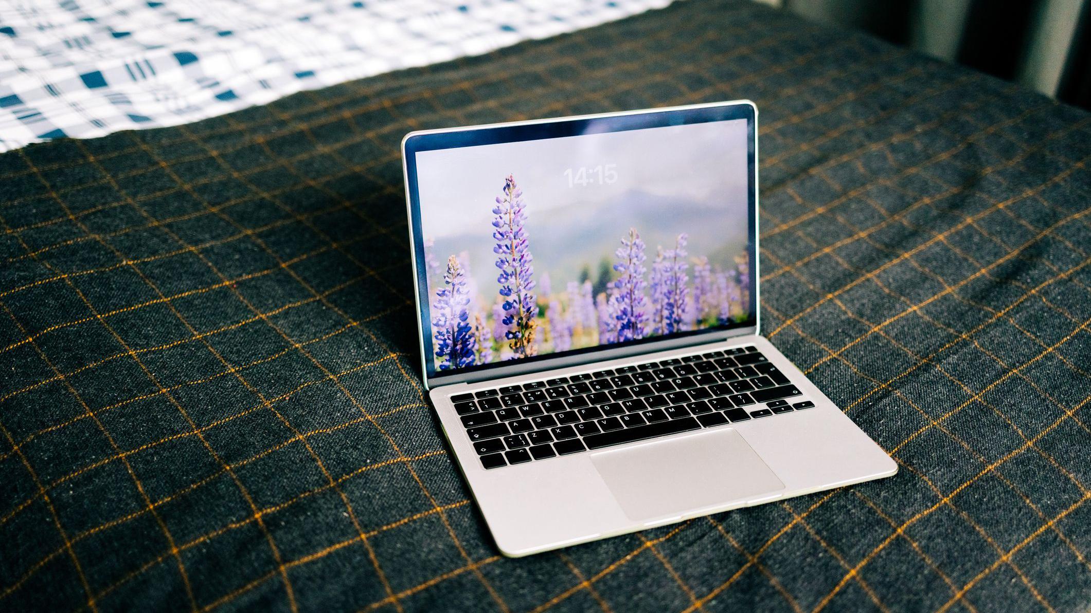 Kako 20 minuta u prirodi poboljšava vaše zdravlje 3 Laptop na krevetu na čijem dekstopu su ljubičasti cvetovi lavande