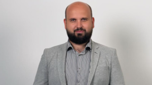 Enes Radetinac iz Novog Pazara prvi dobitnik nagrade UNS-a "Milorad Doderović": Portal i TV koji otvara dijalog gde ga nije bilo 10