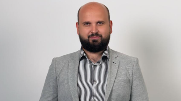 Enes Radetinac iz Novog Pazara prvi dobitnik nagrade UNS-a "Milorad Doderović": Portal i TV koji otvara dijalog gde ga nije bilo 9