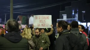 Ministar prosvete Dejan Vuk Stanković sinoć, 12. novembra, nije gostovao na Niš TV, ali je tokom protesta ispred tog neregistrovanog propagandnog glasila, koji je organizovan jer se očekivao ministrov dolazak, privedeno troje građana, od kojih dvoje studenata.
