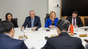 Predstavnici Ministarstva rudarstva i energetike razgovarali su danas sa delegacijom kineskih kompanija „Čajna enerdži internešnl grup“ (China Energy International Group) i „Sinopek“ (China Petroleum Corporation, Sinopec), saopštilo je Ministarstvo rudarstva i energetike.