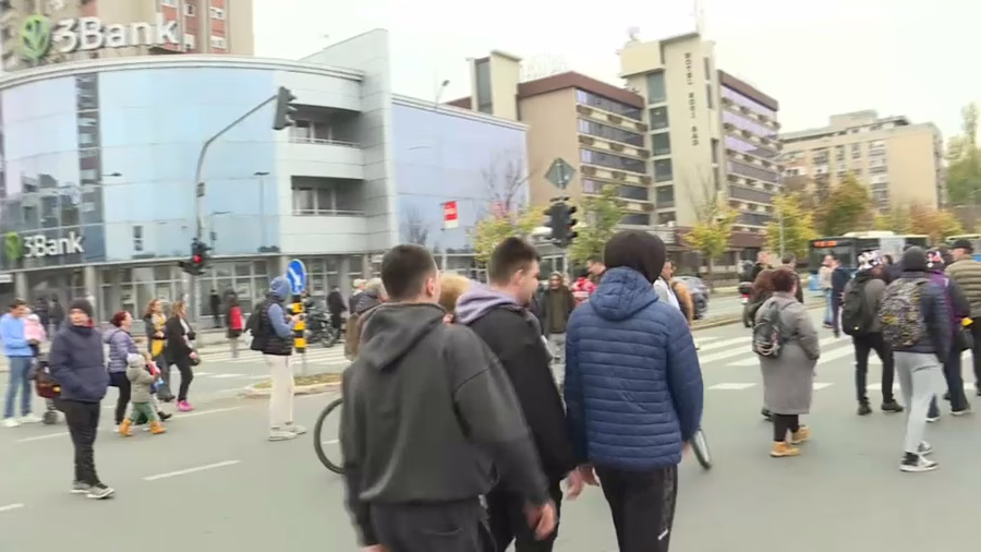 Održan protest u Novom Sadu: Građani blokirali izlaz sa autobuske stanice u znak podrške Milomiru Jaćimoviću 4
