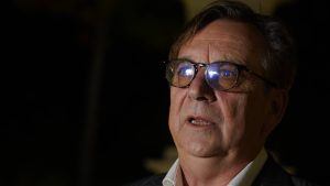 Tihomir Stanić jedan je od naših najznačajnijih glumaca, ali i reditelj i producent. Više od godinu dana gotovo da nema protesta na koji su pozvali studenti, a da on nije otišao. Viđali smo ga na ulicama, ispred sudova, policijskih kordona ili lokalnih pozorišta gde je podržavao svoje kolege.