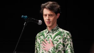 Već nedeljama traje skandal, koji je u međuvremenu poprimio i međunarodne razmere, u vezi s (ne)održavanjem 59. Bitefa. Javnost je odlično upoznata s razlozima skandala, a oni se svode na to da je Odbor Bitefa odbio program koji su predložili kustos festivala Miloš Lolić, jedan od naših vodećih reditelja srednje generacije koji već duže od decenije živi u Nemačkoj i stvara pre svega na nemačkom govornom području, i njegov umetnički tim – teatrološkinja Ana Vujanović i pozorišni kritičar Borisav Matić.