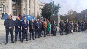 Poslanici opozicije koja učestvuje u radu današnje sednice Skupštine Srbije  odali su na platu ispred zgrade parlamenta poštu nastradalima u tragediji u Novom Sadu, tišinom od 16 minuta.