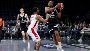 Košarkaši Partizana pobedili su na svom terenu u Beogradu Studentski centar 94:72 (25:20, 21:21, 23:12, 25:19), u osmom kolu ABA lige.