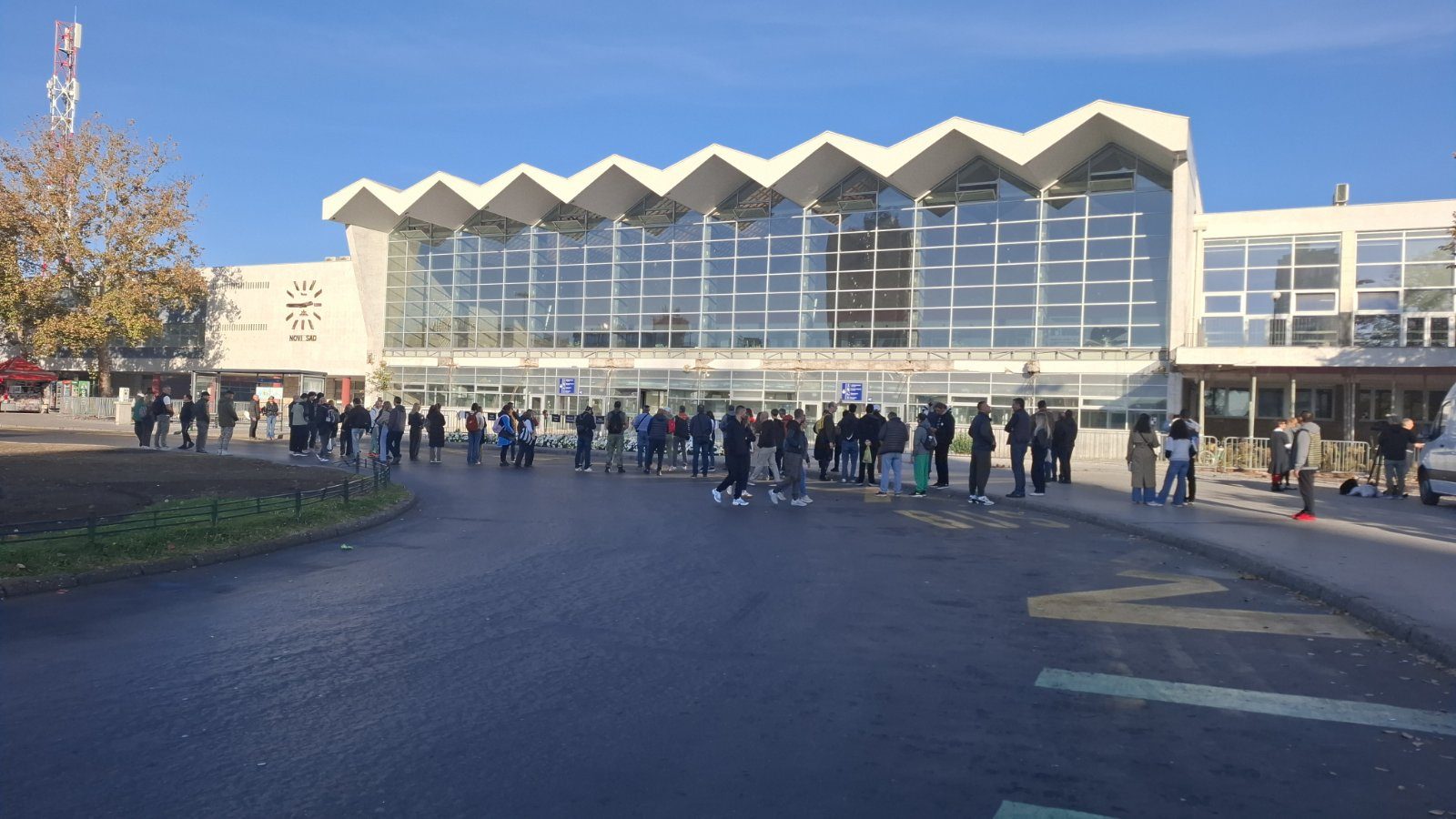 "Vidimo se sutra i svakog drugog dana dok ne bude pravde": Sa 16 minuta tišine i 16 lampiona završen komemorativni skup u Novom Sadu (FOTO/VIDEO) 15