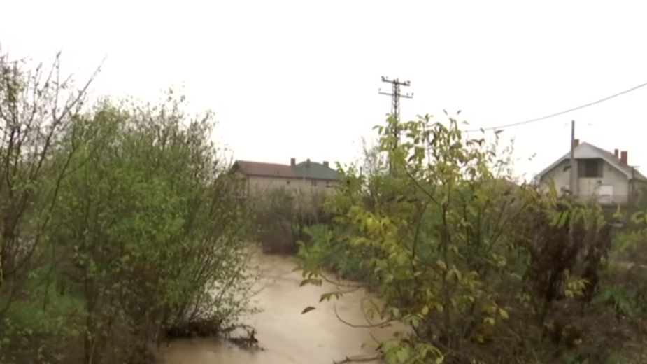 U leskovačkom kraju voda se izlila u dvorišta i na puteve, kanali prepuni 1