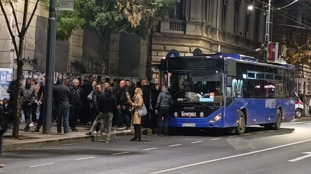 Autoprevoznik koji vozi javni prevoz u Beogradu prevozi i pristalice vlasti sa skupa: Firma povezana sa braćom Veselinović (FOTO) 1