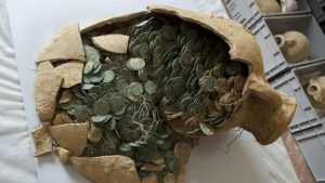 Amfore s desetinama hiljada novčića iz galo-rimskog perioda u 3. i 4. veku su stigle do arheologa zahvaljući vlasniku placa koji ih je otkrio kopajući temelje da proširi kuću u jednom selu u departmanu Mec, na istoku Francuske.