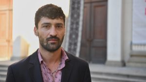 Umetnik čija je međunarodna karijera započela upravo u Beogradu, Ersan Mondtag, objavio je na svom Fejsbuk profilu otvoreno pismo povodom odluke Odbora  BITEF-a da povuče poziv reditelju Milu Rauu.