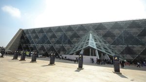 Veliki egipatski muzej uveo je nove mere kako bi regulisao navalu posetilaca koji su pohrlili da vide zbirku drevnih egipatskih artefakata u poslednja dva nedelja otkako je muzej zvanično otvoren.