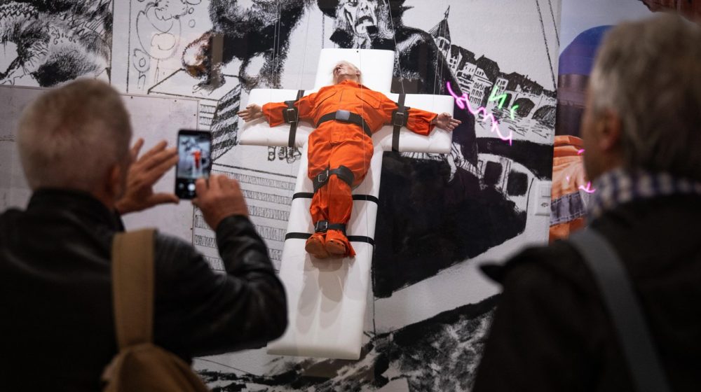 „Svetac ili grešnik?“: Britanski umetnik izložio skulpturu Trampa u Bazelu 7