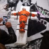 „Svetac ili grešnik?“: Britanski umetnik izložio skulpturu Trampa u Bazelu 1