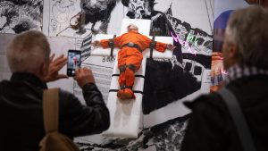 „Svetac ili grešnik?“: Britanski umetnik izložio skulpturu Trampa u Bazelu 8