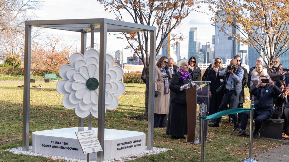 Spomen-obeležje Cvet Srebrenice u Njujorku