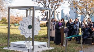 U sedištu UN otkriveno spomen-obeležje Cvet Srebrenice 7 Spomen-obeležje Cvet Srebrenice u Njujorku