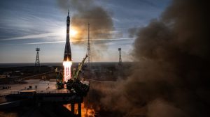 Ruska svemirska letelica Sojuz MS-28 sa dva ruska kosmonauta i jednim astronautom NASA uspešno se u četvrtak spojila sa Međunarodnom svemirskom stanicom (ISS), saopštila je ruska svemirska agencija Roskosmos, ali je kasnije objavljeno da je lansirna rampa na kosmodromu Bajkonur u Kazahstanu pretrpela oštećenja prilikom lansiranja, javlja Rojters.