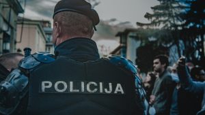 Određen pritvor državljanki BiH koja je nasrnula na policajca nožem u Beogradu 20