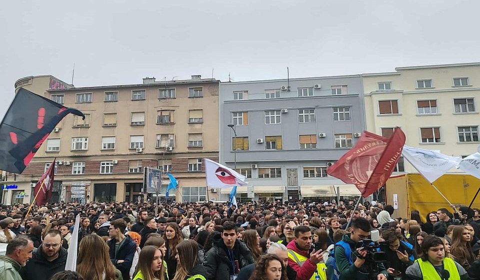 Srednjoškolci u Novom Sadu bojkotuju nastavu, pružaju podršku Jaćimovićima i Dijani Hrka (FOTO) 14