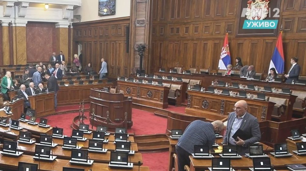 Određen sat za glasanje u Skupštini 8