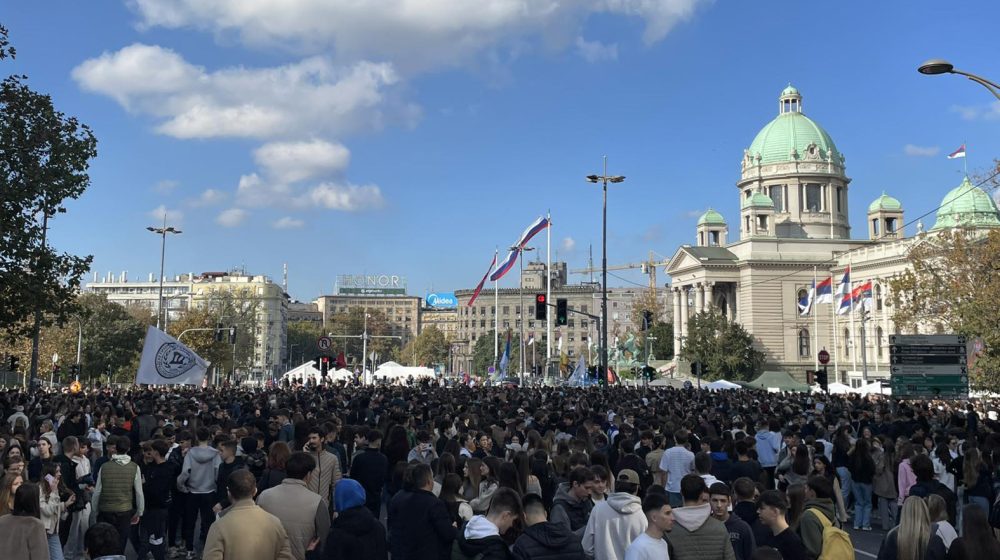 Stotine đaka ispred ispred Skupštine: "Hvala vam, deco" poručila je Dijana Hrka (FOTO, VIDEO) 1