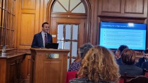 "Na površini sve izgleda dobro, ali vidi se vrh ledenog brega i rizik je tu". Ovako je Ričard Rekord, glavni ekonomista Svetske banke za Zapadni Balkan opisao stanje javnih finansija Srbije na predstavljanju izdanja "Pregled javnih finansija - Fiskalna politika za Srbiju visokog dohotka".