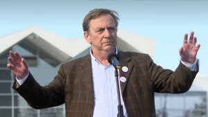 Glumac Tihomir Tika Stanić je u obraćanju na komemoraciji žrtvama pada nadstrešnice u Novom Sadu pred okupljenima izgovarao odlomak iz drame „Hasanaginica“ Ljubomira Simovića.