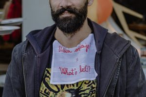 Dok se javnost još bavi skandalom zbog odluke Odbora Bitefa da cenzuriše dolazak švajcarskog reditelja Mila Raua, u senci ostaje pitanje sudbine 61. Oktobarskog salona — manifestacije čije je pripreme trebalo da počnu ove godine