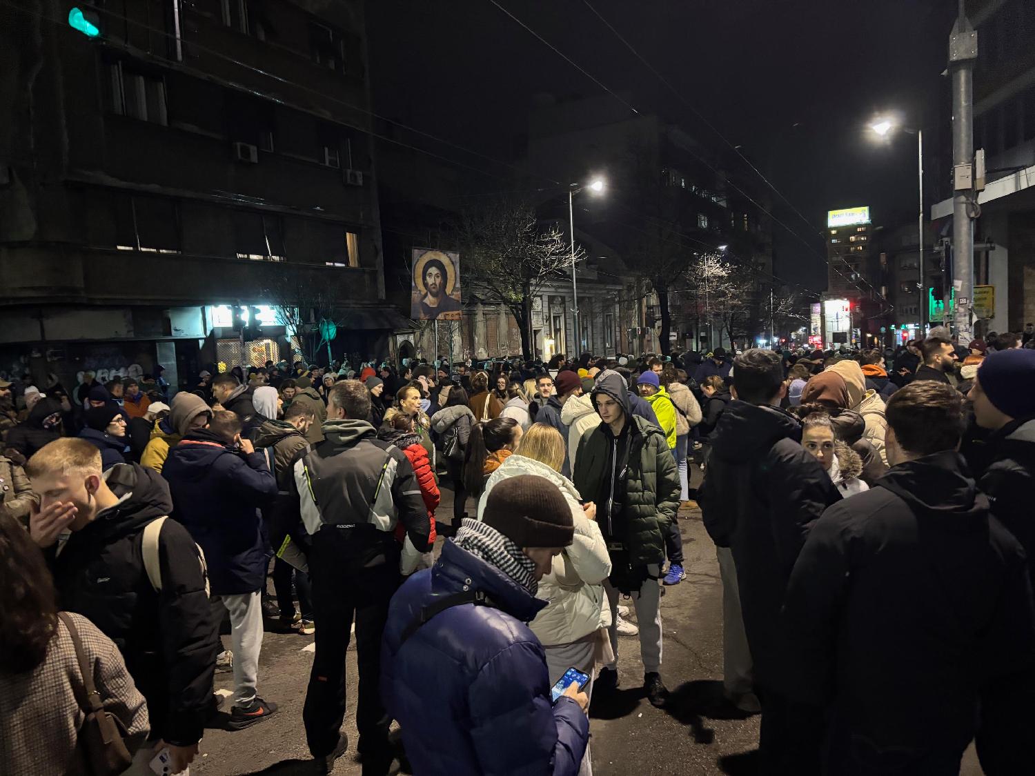 Studenti i građani ispred RTS-a nezadovoljni izveštavanjem o lokalnim izborima, saobraćaj obustavljen (FOTO; VIDEO) 2 Studenti i građani ispred RTS-a nezadovoljni izveštavanjem o lokalnim izborima, saobraćaj obustavljen (FOTO; VIDEO) 2