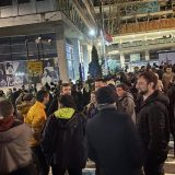 Studenti i građani ispred RTS-a nezadovoljni izveštavanjem o lokalnim izborima, saobraćaj obustavljen (FOTO; VIDEO) 5