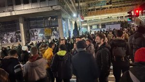 Studenti i građani ispred RTS-a nezadovoljni izveštavanjem o lokalnim izborima, saobraćaj obustavljen (FOTO; VIDEO) 6