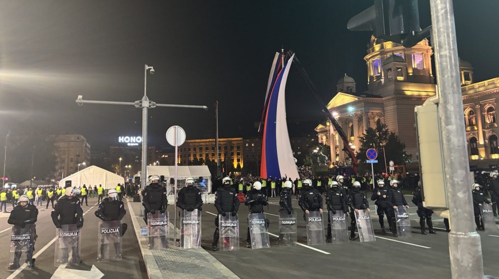 VJT: Devojka nožem napala pripadnika MUP-a tražeći da „policija ide u Ćacilend“ 1