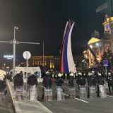 VJT: Devojka nožem napala pripadnika MUP-a tražeći da „policija ide u Ćacilend“ 6