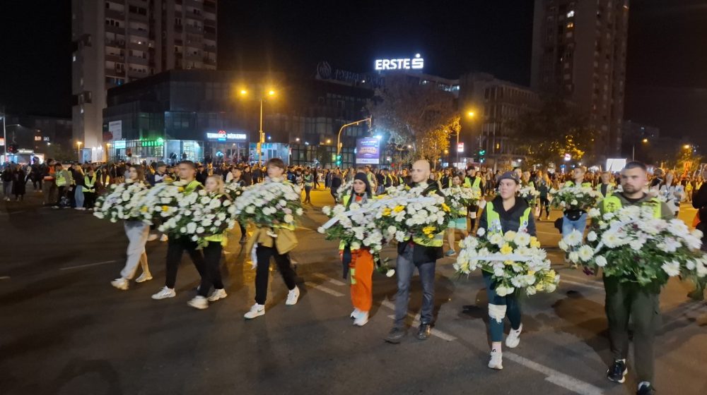 Srbija dočekana u Novom Sadu: Novosadski studenti kolegama sa drugih univerziteta dali ključeve grada, položeni venci za nastradale (FOTO, VIDEO) 1