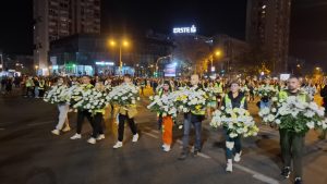 Studenti i građani su poslednjih nedelja iz različitih delova zemlje krenuli peške, biciklima i na druge načine ka Novom Sadu, gde je za sutra zakazan komemorativni skup povodom godišnjice tragedije na novosadskoj železničkoj stanici. U vojvođanskoj prestonici dočekalo ih je hiljade građana, a skup se završio polaganjem venaca kod Železničke stanice i sa 16 minuta tišine za nastradale.