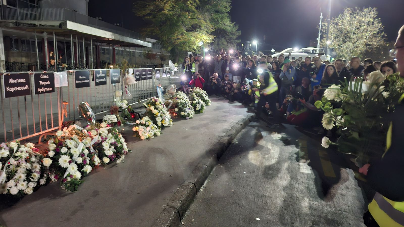 Srbija dočekana u Novom Sadu: Novosadski studenti kolegama sa drugih univerziteta dali ključeve grada, položeni venci za nastradale (FOTO, VIDEO) 2 Srbija dočekana u Novom Sadu: Novosadski studenti kolegama sa drugih univerziteta dali ključeve grada, položeni venci za nastradale (FOTO, VIDEO) 2