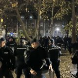 Odgovor na mirne proteste građana: SNS u Kulu ponovo doveo momke u crnom sa palicama 1