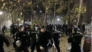 Odgovor na mirne proteste građana: SNS u Kulu ponovo doveo momke u crnom sa palicama 1