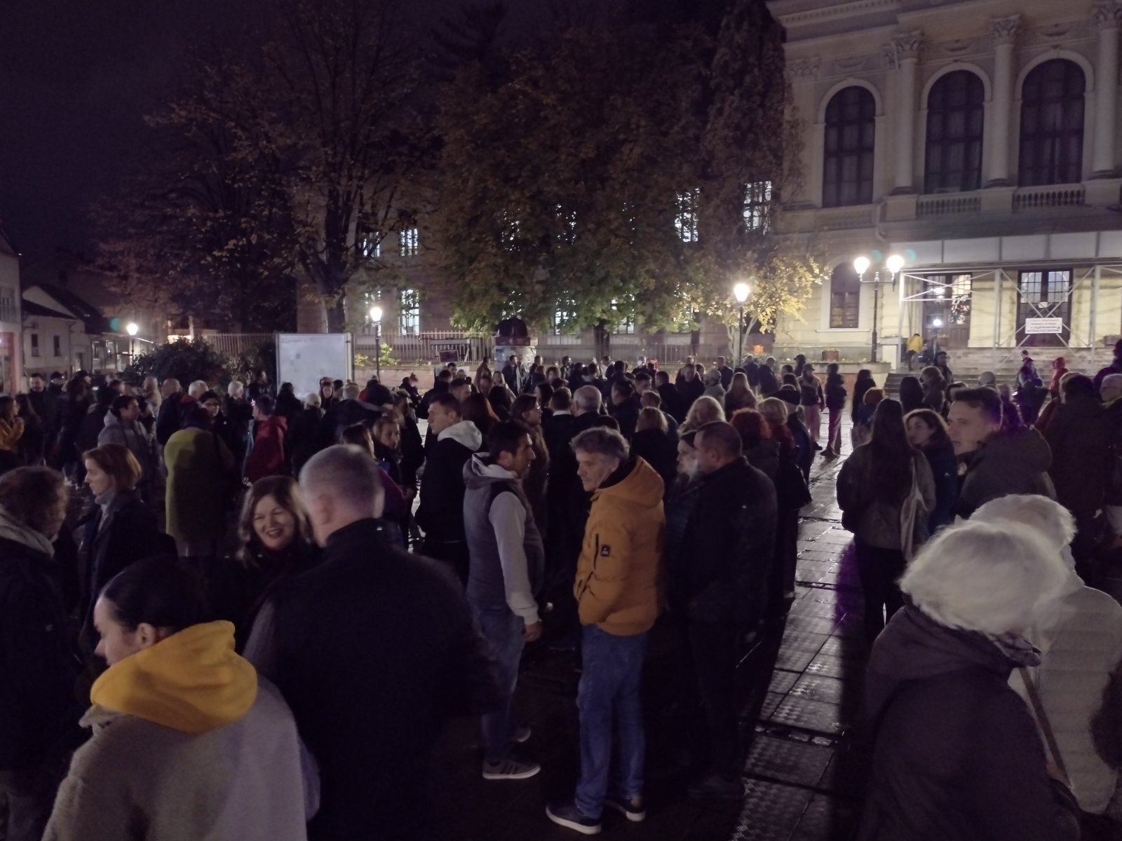 (UŽIVO) Više incidenata, hapšenja i napada na novinare: Iz Ćacilenda pirotehničkim sredstvima na građane koji su došli da podrže Dijanu Hrku 9