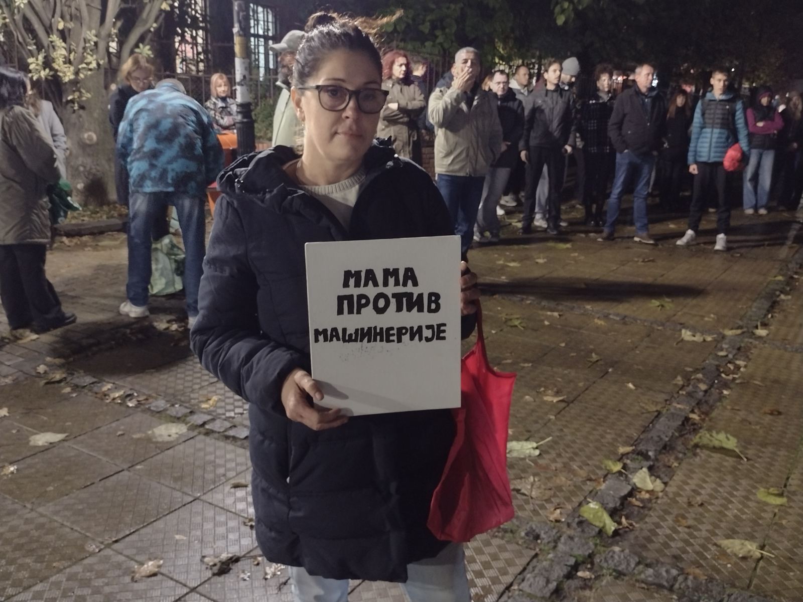 (UŽIVO) Više incidenata, hapšenja i napada na novinare: Iz Ćacilenda pirotehničkim sredstvima na građane koji su došli da podrže Dijanu Hrku 8