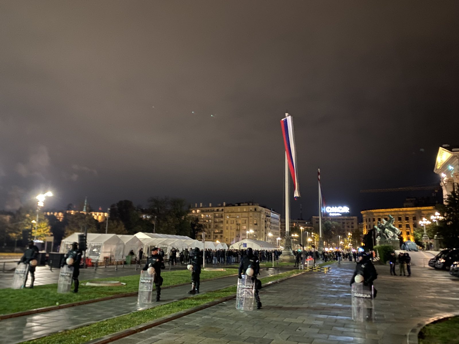 (UŽIVO) Više incidenata, hapšenja i napada na novinare: Iz Ćacilenda pirotehničkim sredstvima na građane koji su došli da podrže Dijanu Hrku 7