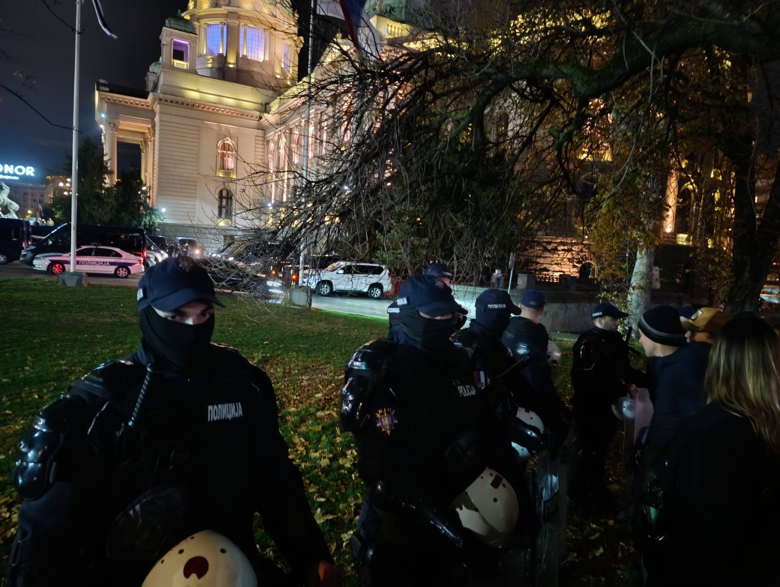 (UŽIVO) Više incidenata, hapšenja i napada na novinare: Iz Ćacilenda pirotehničkim sredstvima na građane koji su došli da podrže Dijanu Hrku 6