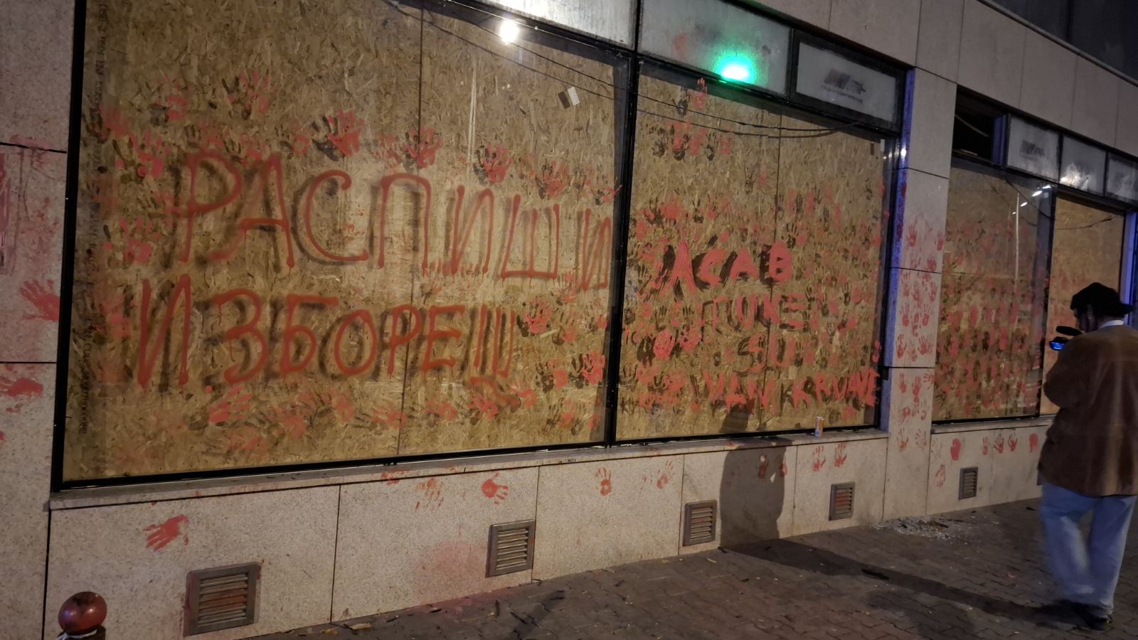 (UŽIVO) Više incidenata, hapšenja i napada na novinare: Iz Ćacilenda pirotehničkim sredstvima na građane koji su došli da podrže Dijanu Hrku 5