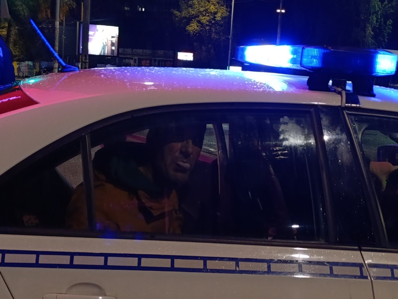 (UŽIVO) Više incidenata, hapšenja i napada na novinare: Iz Ćacilenda pirotehničkim sredstvima na građane koji su došli da podrže Dijanu Hrku 4