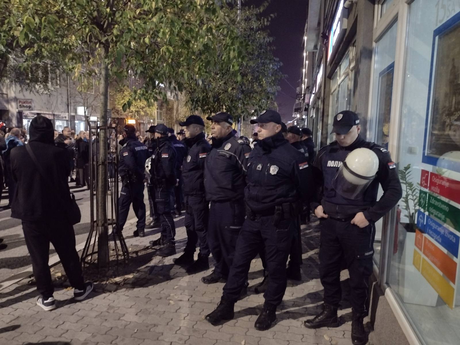 Završen skup SNS-a: Dok Dijana Hrka štrajkuje glađu, u Ćacilendu tezge, pekle se palačinke, pljeskavice, treštala muzika (FOTO,VIDEO) 7 Završen skup SNS-a: Dok Dijana Hrka štrajkuje glađu, u Ćacilendu tezge, pekle se palačinke, pljeskavice, treštala muzika (FOTO,VIDEO) 7