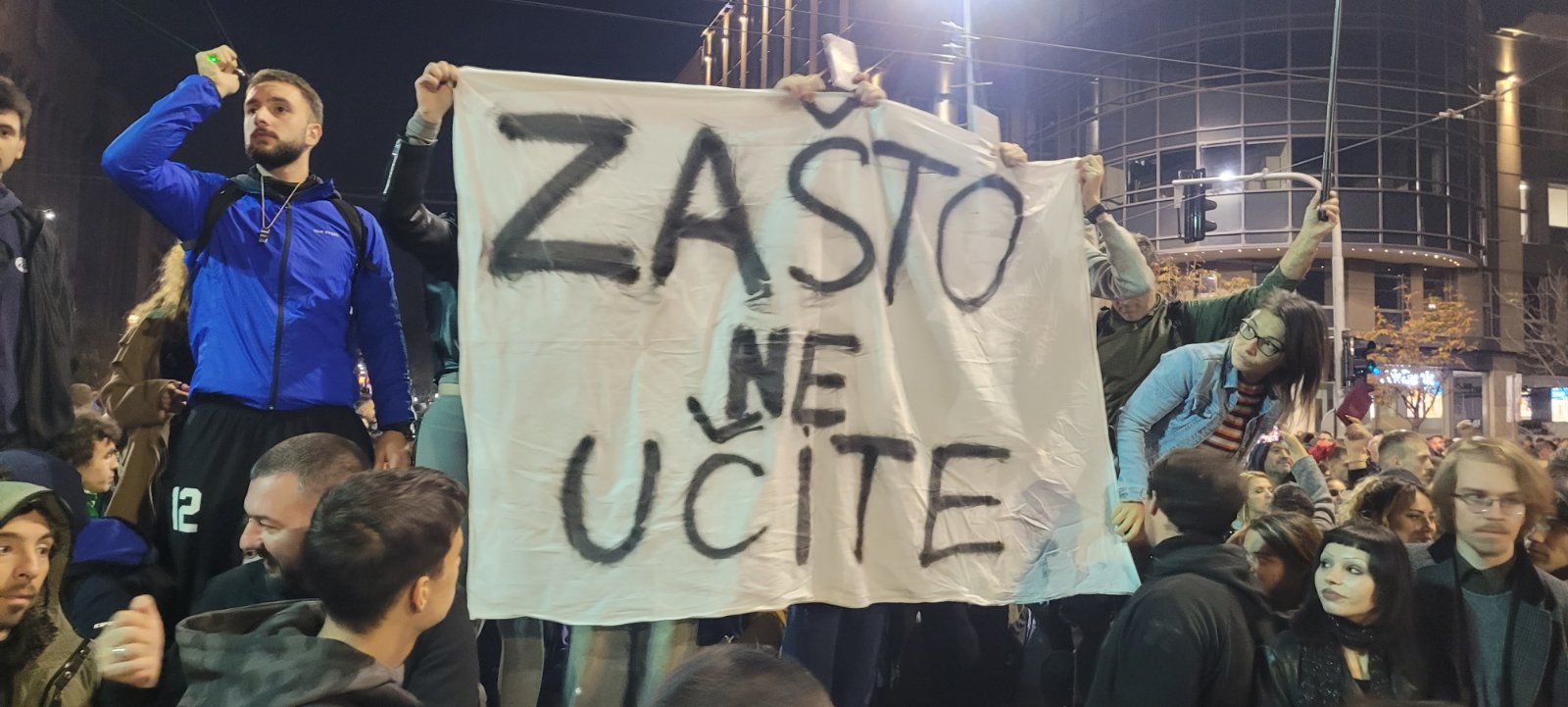 Završen skup SNS-a: Dok Dijana Hrka štrajkuje glađu, u Ćacilendu tezge, pekle se palačinke, pljeskavice, treštala muzika (FOTO,VIDEO) 6 Završen skup SNS-a: Dok Dijana Hrka štrajkuje glađu, u Ćacilendu tezge, pekle se palačinke, pljeskavice, treštala muzika (FOTO,VIDEO) 6