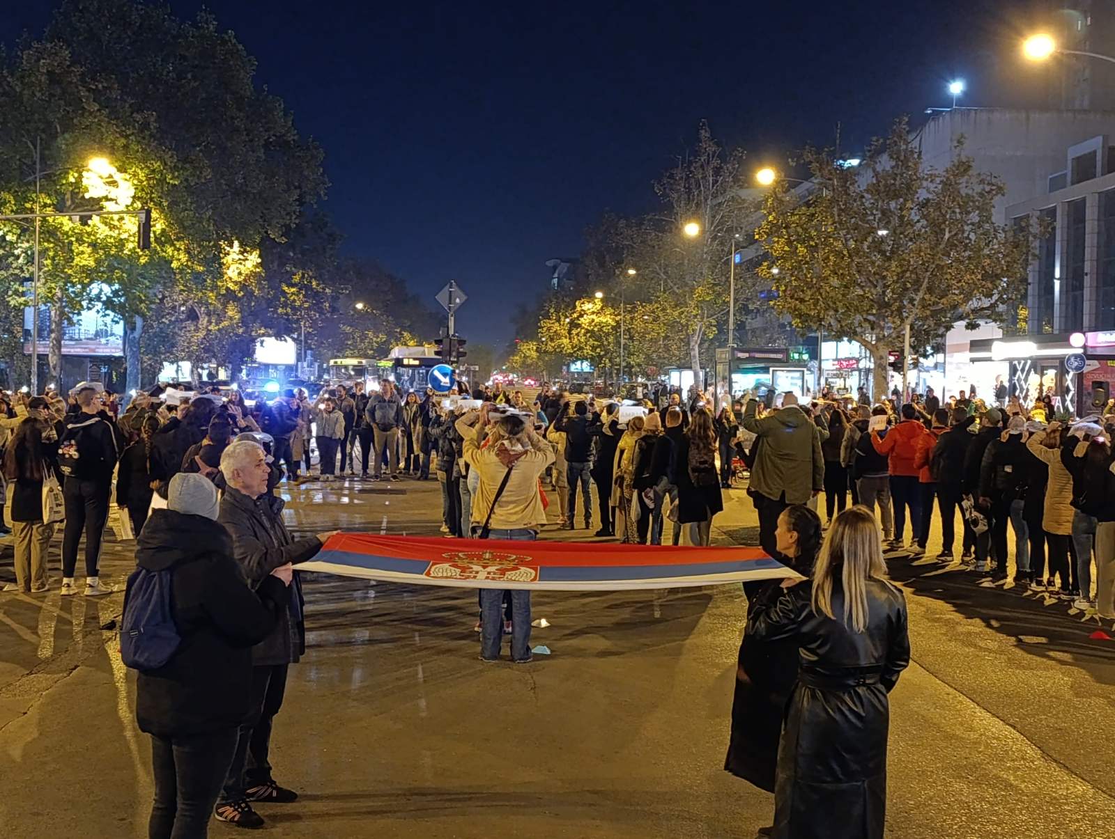 Završen skup SNS-a: Dok Dijana Hrka štrajkuje glađu, u Ćacilendu tezge, pekle se palačinke, pljeskavice, treštala muzika (FOTO,VIDEO) 4 Završen skup SNS-a: Dok Dijana Hrka štrajkuje glađu, u Ćacilendu tezge, pekle se palačinke, pljeskavice, treštala muzika (FOTO,VIDEO) 4